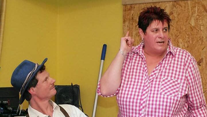 Petra und Roland Bötsch kehrten heuer als müde Wanderer ins Vereinsheim ein. Beide sind schon seit Jahren beim Fasching mit dabei.  Fotos: Björn Hein