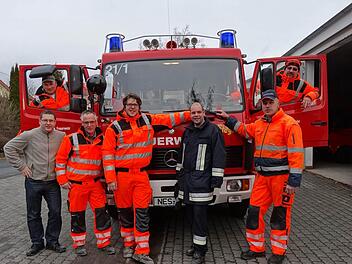 "Wenn die Sirene geht, dann sind wir dabei": die Bauhofmitarbeiter der Gemeinde Sandberg sind künftig auch als Feuerwehrmänner im Einsatz. Das sie sich dazu entschlossen haben, ist ihr vorgezogenes Weihnachtsgeschenk für Bürgermeister Detlef Beinhauer. Von links: Thorsten Arnold, Thilo Kirchner (dritter Bürgermeister), Wolfgang Schmidt, Andreas Manger, Sebastian Friedel, Hugo Kleinhenz und Udo Kaiser. Foto: Eckert