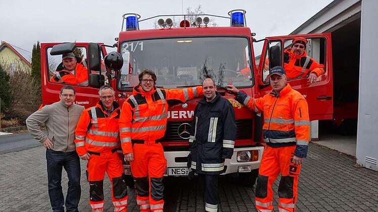 "Wenn die Sirene geht, dann sind wir dabei": die Bauhofmitarbeiter der Gemeinde Sandberg sind künftig auch als Feuerwehrmänner im Einsatz. Das sie sich dazu entschlossen haben, ist ihr vorgezogenes Weihnachtsgeschenk für Bürgermeister Detlef Beinhauer. Von links: Thorsten Arnold, Thilo Kirchner (dritter Bürgermeister), Wolfgang Schmidt, Andreas Manger, Sebastian Friedel, Hugo Kleinhenz und Udo Kaiser. Foto: Eckert