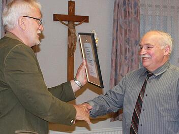 So sehr es zwischen den beiden in früheren Jahren auch gehakt hatte: Eine besondere Überraschung war für Bürgermeister Hermann Martin (rechts) die Verabschiedung durch Rüdiger Kuhn, seinen Stellvertreter.  Fotos: Katharina Becht