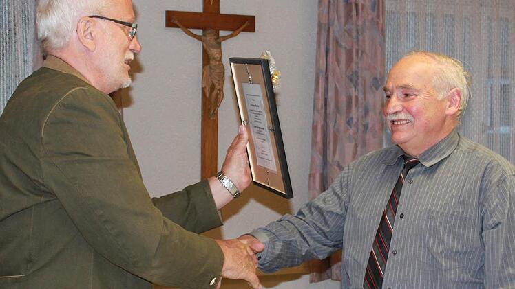 So sehr es zwischen den beiden in früheren Jahren auch gehakt hatte: Eine besondere Überraschung war für Bürgermeister Hermann Martin (rechts) die Verabschiedung durch Rüdiger Kuhn, seinen Stellvertreter.  Fotos: Katharina Becht