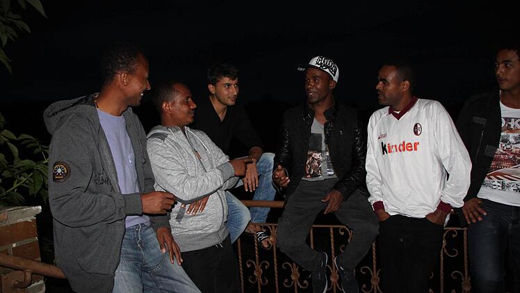 Reden, warten, hoffen: Die Flüchtlinge in der Gemeinschaftsunterkunft in Volkers verbringen den Abend gemeinsam.  Foto: Ulrike Müller