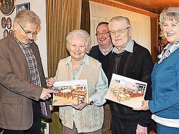 Glücklich waren die Spender Maria und Josef Wich über die Fotos der Schulbänke, die einem Dankschreiben aus Bonou in Benin/Afrika, angehängt waren. Das Bild zeigt (von links): Günther Scheler, Maria Wich, Reinhard Horn (Rektor Grund- und Mittelschule Pressig), Josef Wich und Evi Scheler. Foto: Karl- Heinz Hofmann