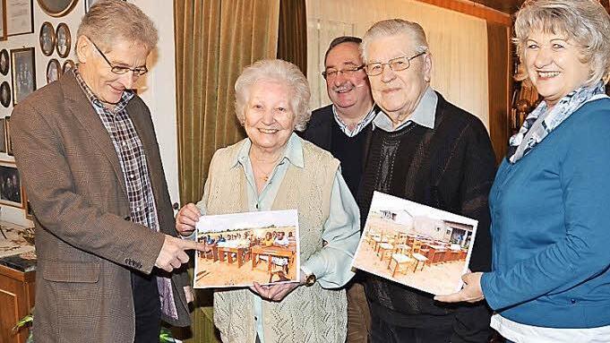 Glücklich waren die Spender Maria und Josef Wich über die Fotos der Schulbänke, die einem Dankschreiben aus Bonou in Benin/Afrika, angehängt waren. Das Bild zeigt (von links): Günther Scheler, Maria Wich, Reinhard Horn (Rektor Grund- und Mittelschule Pressig), Josef Wich und Evi Scheler. Foto: Karl- Heinz Hofmann