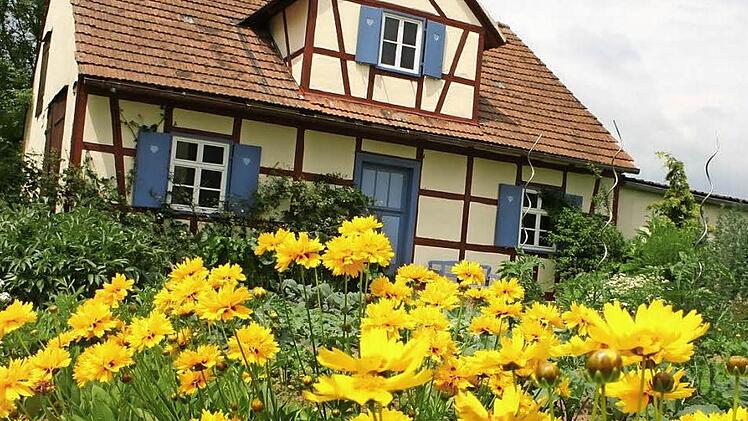 Im Kreis Lichtenfels gibt es viele vorzeigbare Gärten, wie diesen hier in Unterzettlitz. Landrat Christian Meißner plädiert dafür, diese schönen Orte künftig immer mal wieder der Öffentlichkeit zu zeigen, damit sich alle Gartenliebhaber Anregungen holen können. Archivbild: Matthias Einwag
