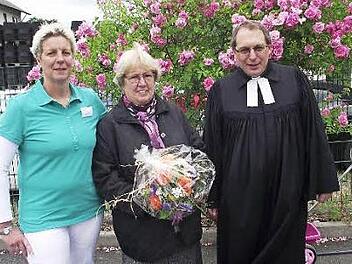 Pflegedienstleiterin Ute Kleylein, Margit Redwitz und Pfarrer Christoph Teille Foto: Dieter Wolf