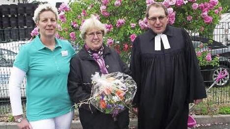Pflegedienstleiterin Ute Kleylein, Margit Redwitz und Pfarrer Christoph Teille Foto: Dieter Wolf
