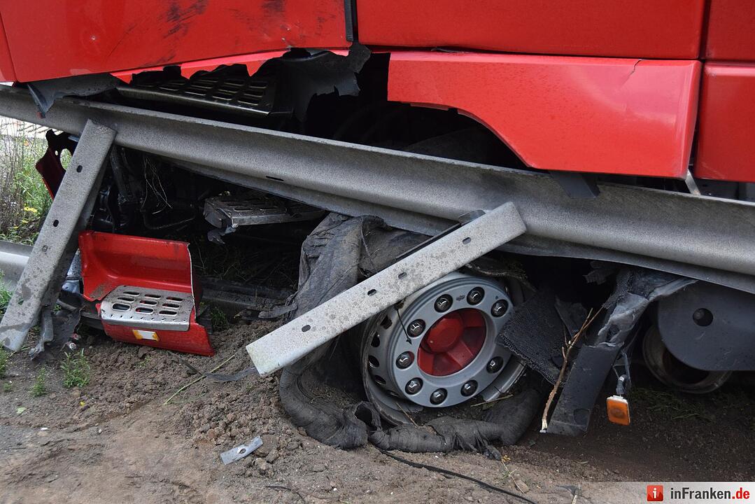 Reifenplatzer: Lkw walzt auf A70 Leitplanken nieder