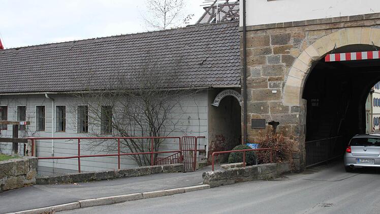 Soll aus der Abfüllerei der ehemaligen Brauerei Dietz in Weismain (links neben dem Oberen Tor) eine Gastwirtschaft werden? Der Stadtrat befürwortete eine Bauvoranfrage, wenn auch knapp.  Foto: Stephan Stöckel
