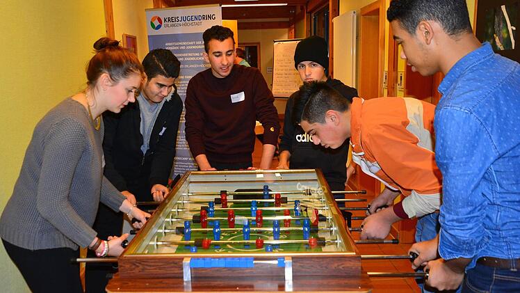 Auch beim Kickerspielen hatten die Teilnehmer des Jugendcamps viel Spaß.  Foto: privat