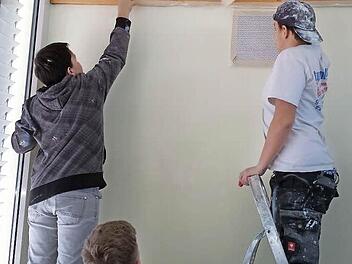 Richtig professionell haben die Mittelschüler die Renovierung des Klassenzimmers angepackt.  Fotos: sw