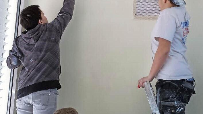 Richtig professionell haben die Mittelschüler die Renovierung des Klassenzimmers angepackt.  Fotos: sw