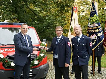 Aus den Händen von Bürgermeister Matthias Bäuerlein nahmen Feuerwehrkommandant Andreas Weigel und Vereinsvorsitzender Bastian Hogen die Schlüssel für das neue Tragkraftspritzenfahrzeug in Empfang.Sabine Weinbeer