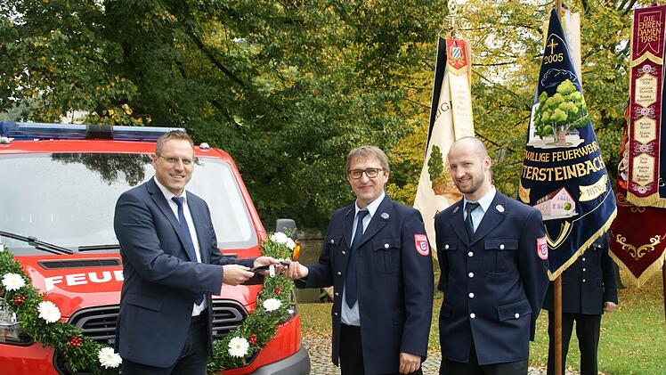 Aus den Händen von Bürgermeister Matthias Bäuerlein nahmen Feuerwehrkommandant Andreas Weigel und Vereinsvorsitzender Bastian Hogen die Schlüssel für das neue Tragkraftspritzenfahrzeug in Empfang.Sabine Weinbeer
