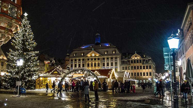 Coburger Winter-Impressionen: Blick auf den verschneiten Weihnachtsmarkt am Samstag.Foto: Jochen Berger