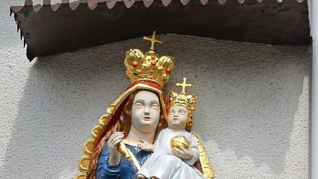 Die hölzerne Marienfigur ist auf ihren Platz an der Fassade der Apotheke am Markt zurückgekehrt.  Foto: Bernhard Panzer