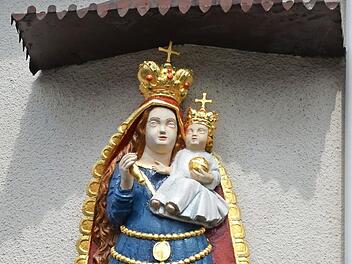 Die h&ouml;lzerne Marienfigur ist auf ihren Platz an der Fassade der Apotheke am Markt zur&uuml;ckgekehrt.  Foto: Bernhard Panzer