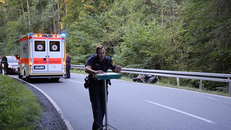 Ein schwerer Motorradunfall hat sich am Samstagnachmittag auf der Staatsstra&szlig;e 2195 zwischen Stadtsteinach und Schwand (Kreis Kulmbach) ereignet. Ein Motorradfahrer verstarb noch an der Unfallstelle. Foto: News5/Fricke