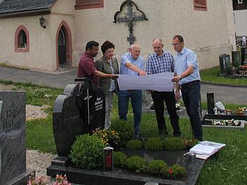Sie studieren die Pläne: Kirchenpfleger Manfred Fehn, Architekt Georg Neubauer, Pfarrer Cyriac Chittukalam, Antonie Schneider und Mesner Wendelin Vetter (von links nach rechts). Foto: Veronika Schadeck