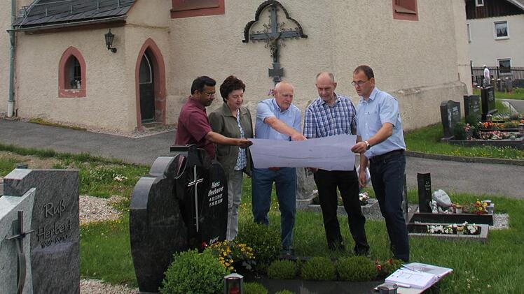 Sie studieren die Pläne: Kirchenpfleger Manfred Fehn, Architekt Georg Neubauer, Pfarrer Cyriac Chittukalam, Antonie Schneider und Mesner Wendelin Vetter (von links nach rechts). Foto: Veronika Schadeck