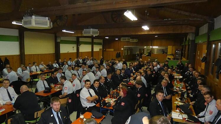 Rund 160 Kommandanten und ihre Stellvertreter nahmen an der Verbandsversammlung in der Festhalle in Aidhausen teil. Christian Licha