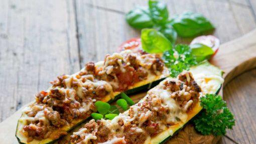Überbackene Zucchini-Schiffchen