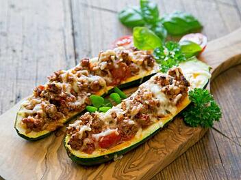 Überbackene Zucchini-Schiffchen