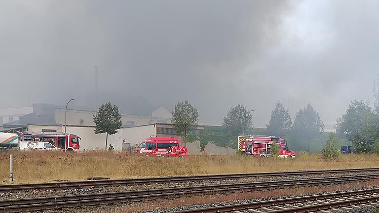 Wunsiedel: Feuer bricht in Betrieb aus - Warnung an Bevölkerung - Kindergarten zu, Bahnstrecke gesperrt