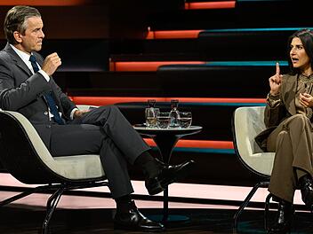 Markus Lanz und Serap Güler gerieten am Mittwochabend aneinander, als es um die versprochene Asylwende geht.