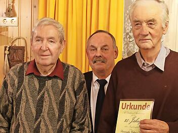 Vorsitzende Udo Hoppe (Mitte) ehrte f&uuml;r 35 Jahre Mitgliedschaft im Seemannschor Siegfried Fuhrmann (links) und f&uuml;r 25 Jahre Mitgliedschaft Dieter Kr&auml;mer.