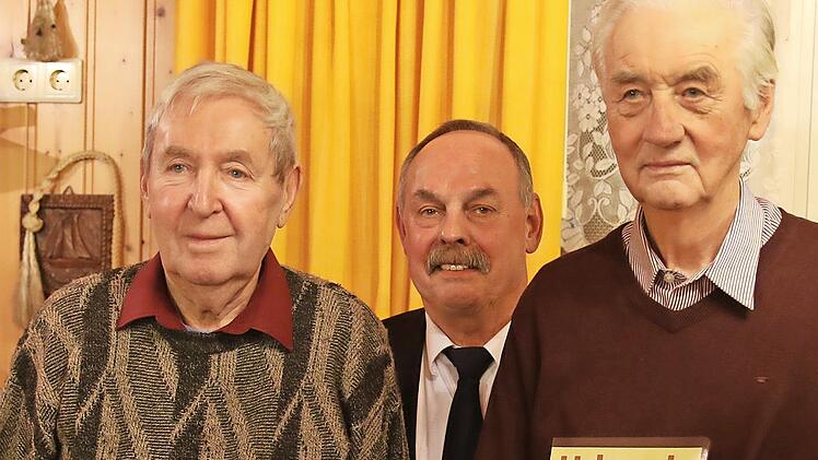 Vorsitzende Udo Hoppe (Mitte) ehrte f&uuml;r 35 Jahre Mitgliedschaft im Seemannschor Siegfried Fuhrmann (links) und f&uuml;r 25 Jahre Mitgliedschaft Dieter Kr&auml;mer.