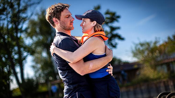 Der Ruderer Martin Winkler (Christoph Letkowski) ahnt nicht, dass Charly (Wanda Perdelwitz) nicht wirklich an einem Rudertraining und ihm interessiert ist. Doch mit der Zeit wird sich das &auml;ndern.