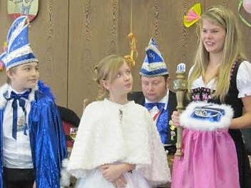 Das Kinderprinzenpaar Luca Wurster und Anna-Lena Klinke bekommt von der scheidenden Prinzessin Ida I. die Insignien überreicht (von links). Fotos: Monika Schütz