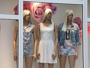 Sommerkleidchen? Hotpants? Nix da: Anorak, Mütze und Stiefel waren am Freitag angesagt.