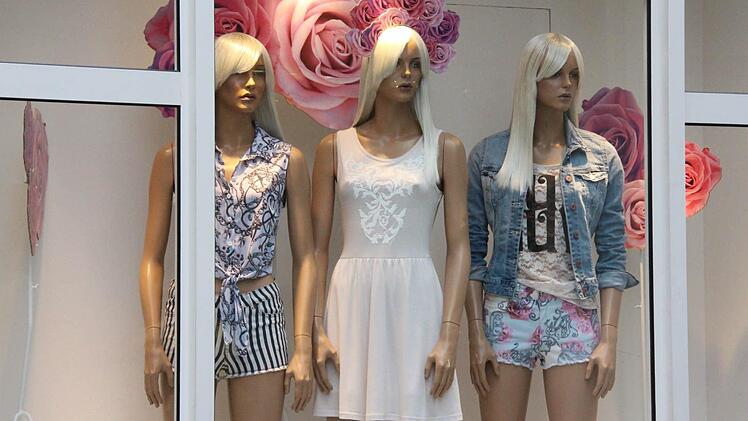 Sommerkleidchen? Hotpants? Nix da: Anorak, Mütze und Stiefel waren am Freitag angesagt.