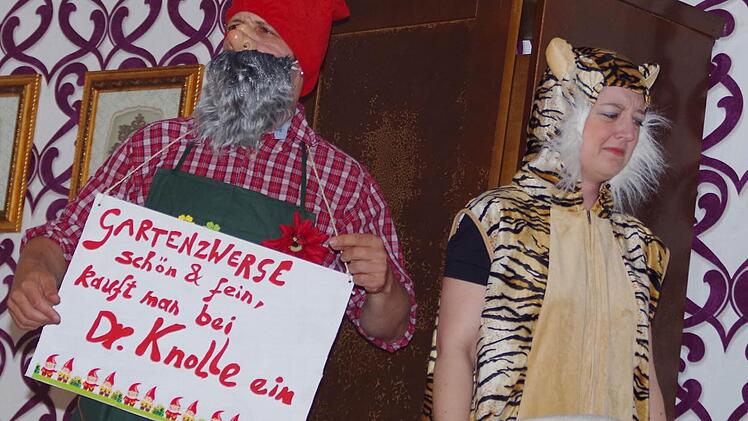 Als lebende Litfaßsäulen versuchen Jens (Thomas Kempf) und seine Freundin Katja (Katrin Weiß) etwas Geld in ihre leere Haushaltskasse zu spülen.