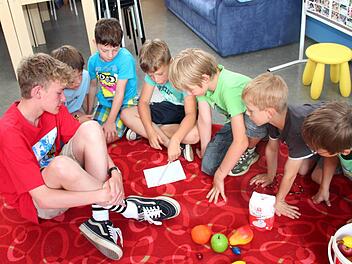 Charlie (l.) und die Adelsdorfer Schüler brachten sich gegenseitig die Bezeichnungen der Obstsorten in ihrer jeweiligen Muttersprache bei. Foto: Johanna Blum