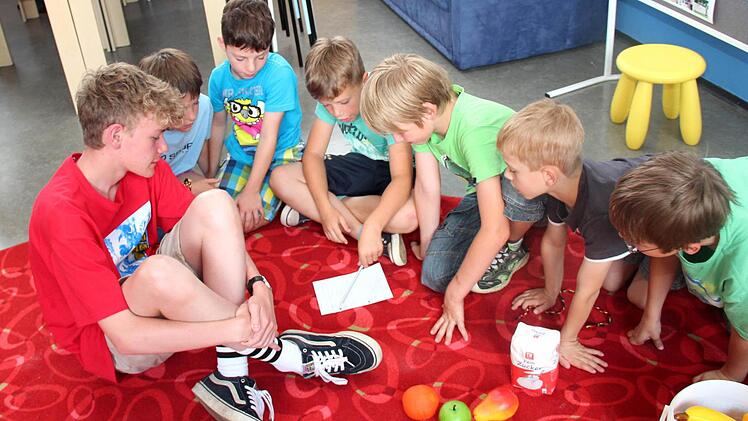 Charlie (l.) und die Adelsdorfer Schüler brachten sich gegenseitig die Bezeichnungen der Obstsorten in ihrer jeweiligen Muttersprache bei. Foto: Johanna Blum