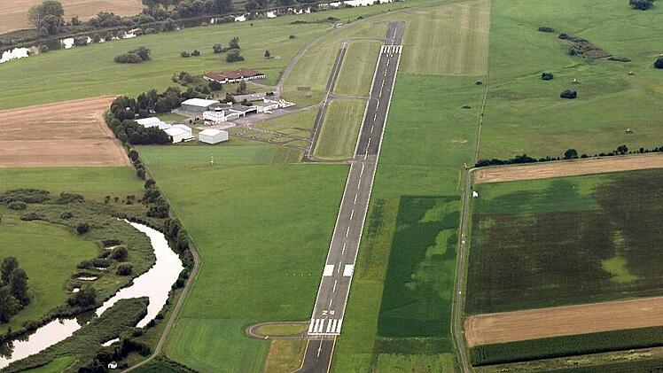 Der Haßfurter Flugplatz aus der Luft: Die Stadt betrachtet das Areal als wichtige Verkehrsinfrastruktur-Einrichtung.  Foto: Ralf Naumann