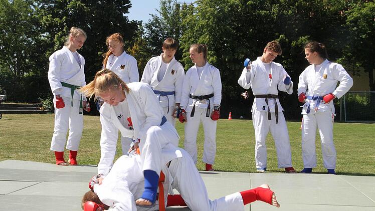 Ju-Jutsu-Weltmeisterin Carina Neupert zeigte gemeinsam mit weiteren Ju-Jutsukas verschiedene Techniken und Übungen. Foto: Gerda Völk