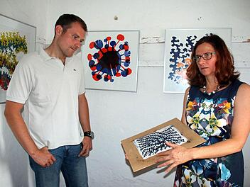 Styropor- und Holzdrucke sowie großflächige Malereien präsentiert Diana Hildebrand während des Seßlacher Altstadtfests an diesem Wochenende im Rothenberger Torturm. Hier erläutert die Künstlerin Seßlachs Bürgermeister Martin Mittag, wie die Styroporarbeiten mittels eines Heißdrahts entstehen. Foto: Bettina Knauth