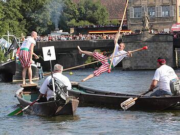 Christopher Kropf (rechts) fliegt ins Wasser, Dominik Kropf ist der strahlende Sieger. Fotos: RiegerPress
