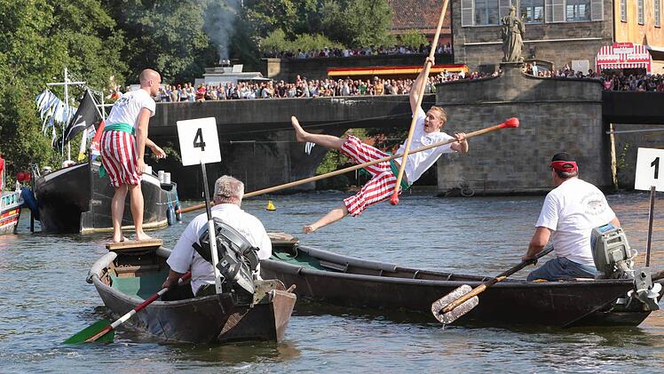 Christopher Kropf (rechts) fliegt ins Wasser, Dominik Kropf ist der strahlende Sieger. Fotos: RiegerPress