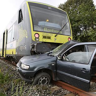 Zug erfasst Auto im Kreis Haßberge