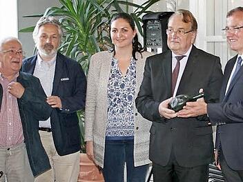 Eine alte Weinflasche, die im Februar 1945 nach einem Fliegerangriff auf Kitzingen aus dem Schutt gezogen wurde, erinnert jetzt in Falaise an das Leiden der unterfränkischen Bevölkerung während des Krieges. Das Bild zeigt (von rechts): Bezirkstagspräsident Erwin Dotzel, den Präsidenten des Gemeindeverbandes Falaise Claude Leteutre, die Vizepräsidentin des Departementrats des Calvados und Vorsitzende des Jugendausschusses Clara Dewaële-Canouel, den Direktor des Friedensmuseum Stéphane Grimaldi...