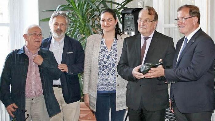 Eine alte Weinflasche, die im Februar 1945 nach einem Fliegerangriff auf Kitzingen aus dem Schutt gezogen wurde, erinnert jetzt in Falaise an das Leiden der unterfränkischen Bevölkerung während des Krieges. Das Bild zeigt (von rechts): Bezirkstagspräsident Erwin Dotzel, den Präsidenten des Gemeindeverbandes Falaise Claude Leteutre, die Vizepräsidentin des Departementrats des Calvados und Vorsitzende des Jugendausschusses Clara Dewaële-Canouel, den Direktor des Friedensmuseum Stéphane Grimaldi...