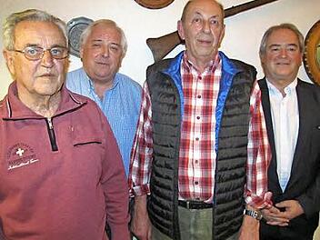 Goldene Vereinsnadeln gab es vom Radsportverein Solidarität Lützelbuch am Samstag für Werner Heller und Peter Herrmann (vorne). Es gratulierten Vorsitzender Dietmar Wächter und sein Stellvertreter Volker Fertsch (hinten). Foto: Martin Koch