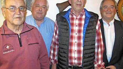 Goldene Vereinsnadeln gab es vom Radsportverein Solidarität Lützelbuch am Samstag für Werner Heller und Peter Herrmann (vorne). Es gratulierten Vorsitzender Dietmar Wächter und sein Stellvertreter Volker Fertsch (hinten). Foto: Martin Koch