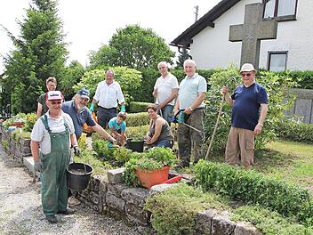 Freiwillig kümmern sich Mitglieder des Obst- und Gartenbauvereins Gehülz um das Umfeld des Ehrenmals am Friedhof. Foto: Glissnik