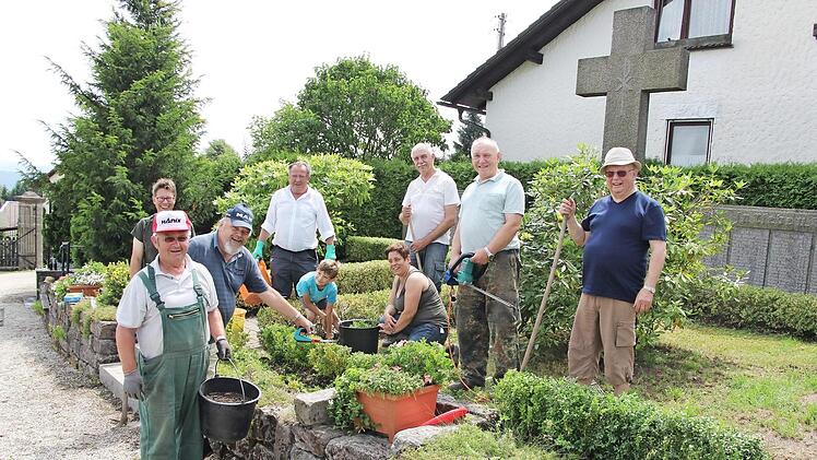 Freiwillig kümmern sich Mitglieder des Obst- und Gartenbauvereins Gehülz um das Umfeld des Ehrenmals am Friedhof. Foto: Glissnik